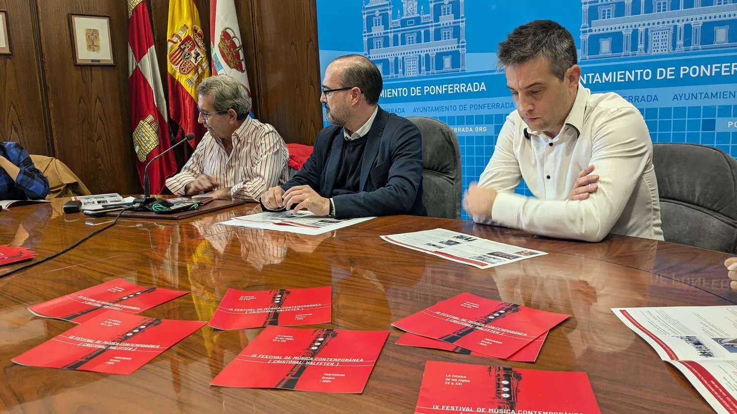 IX Festival de Música Comtemporánea Cristóbal Halffter. En la presentación han participado el alcalde, Marco Morala, director del Teatro Bergidum, Miguel A. Varela, y el violinista y profesor, Daniel Bombín