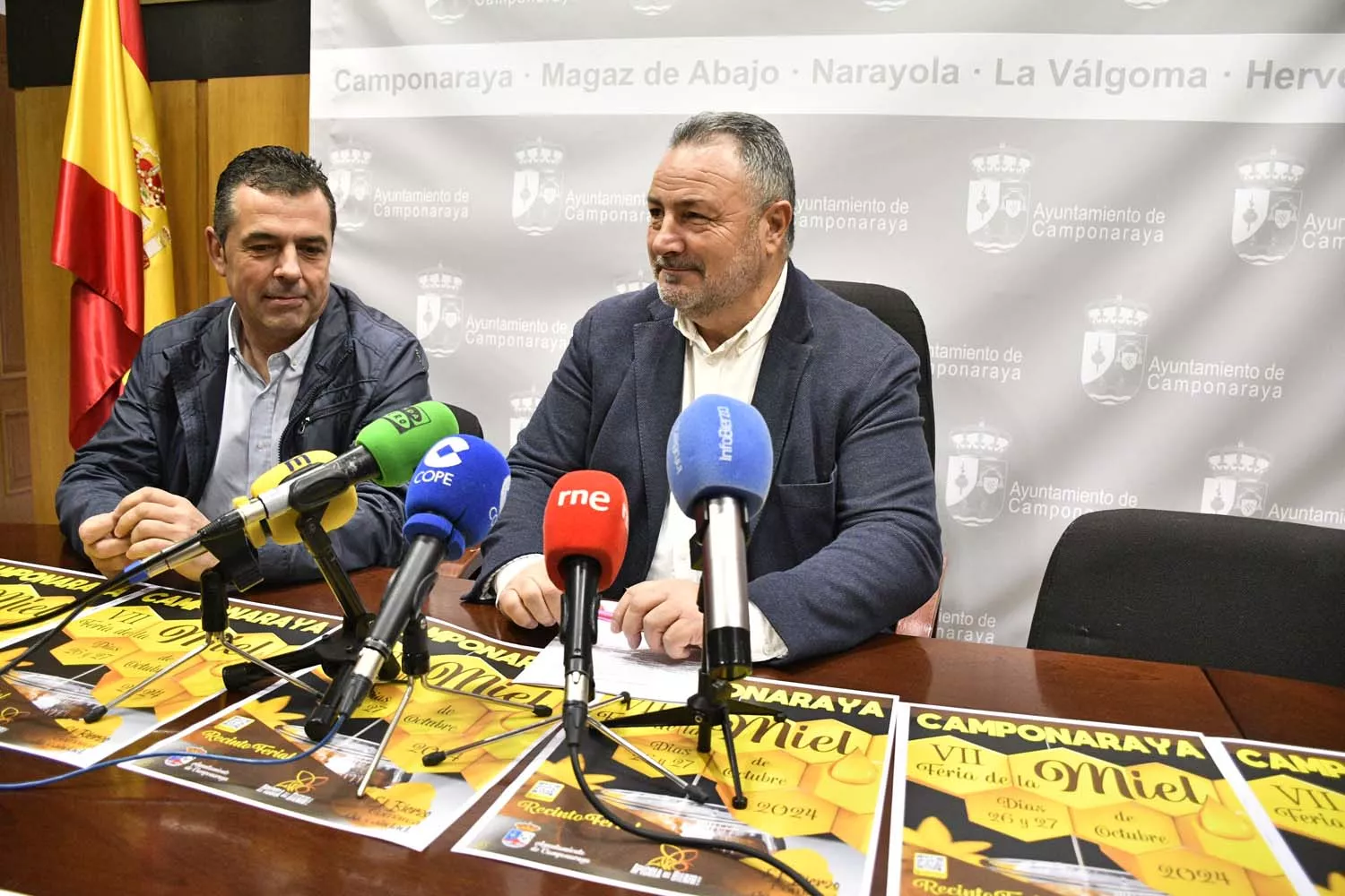 Presentación de la Feria de la Miel en Camponaraya. Eduardo Morán, alcalde de Camponaraya, y Javier Morán, presidente de Asociación de Apicultores del Bierzo,