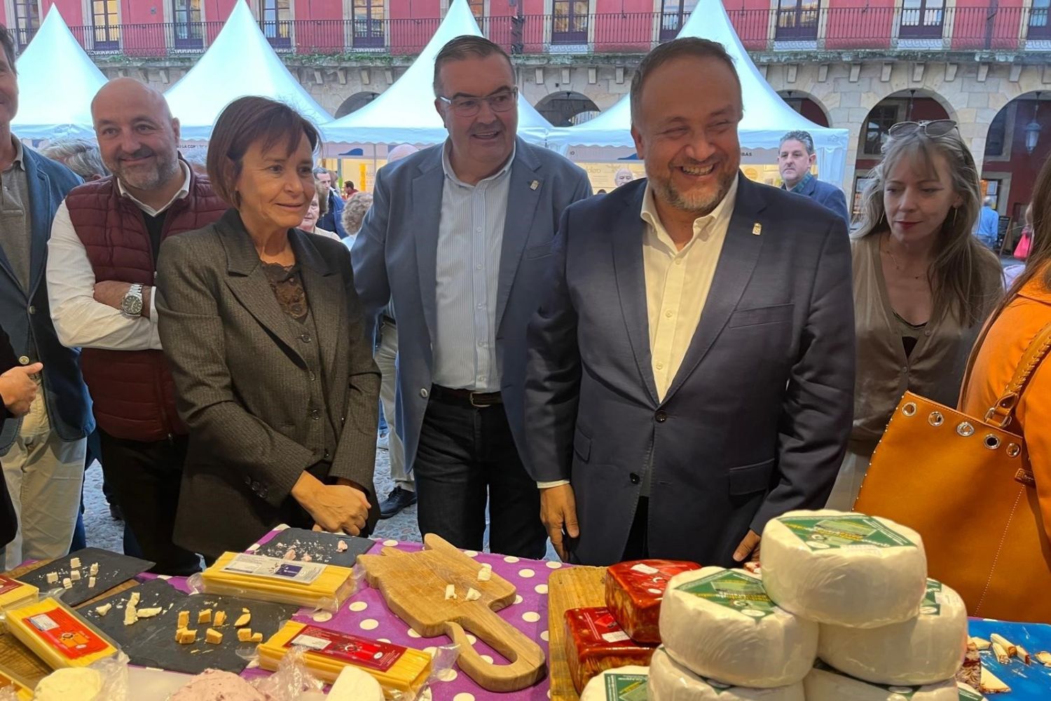 Inauguración de la I Feria de Productos de León en Gijón