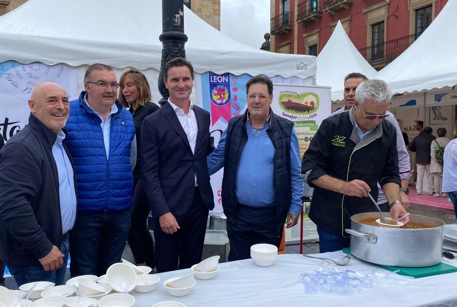 Medio millar de personas participa en la alubiada de la Feria de los Productos de León en Gijón