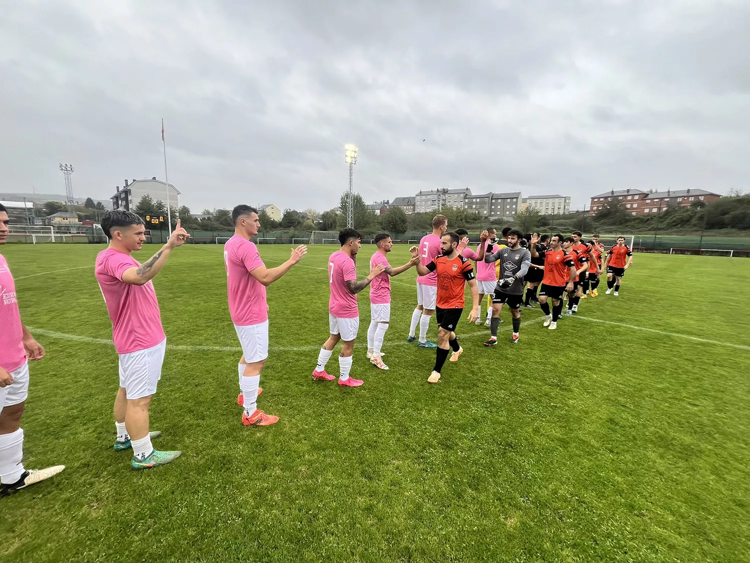 El equipo berciano acaba con un expulsado, pero acaba ganando (1-0) su primer partido del curso