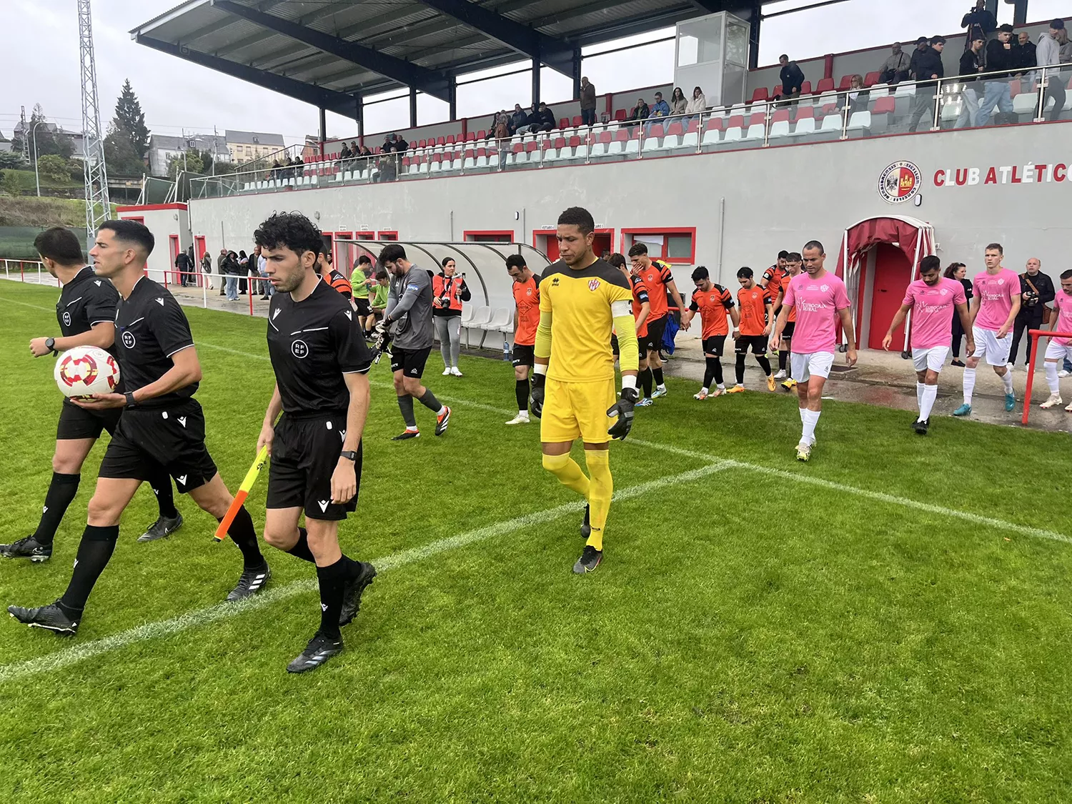 El equipo berciano acaba con un expulsado, pero acaba ganando (1-0) su primer partido del curso