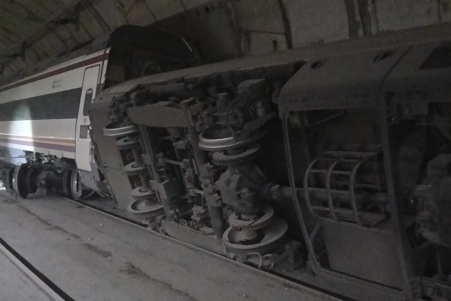 Tren descarrilado en el túnel entre Chamartín y Atocha