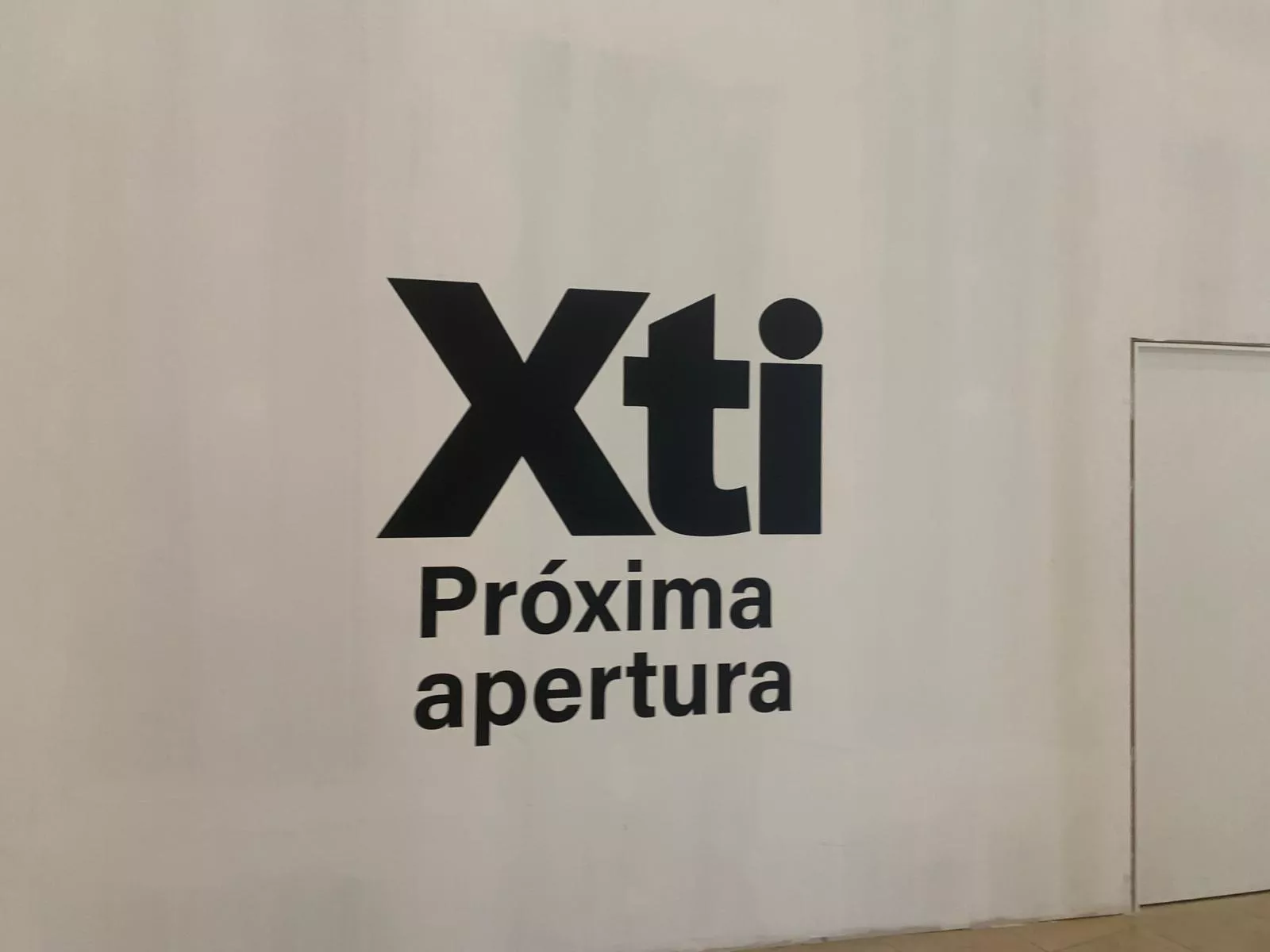 Xti llega 'pisando fuerte' al Rosal de Ponferrada como relevo a las tiendas de calzado del centro comercial