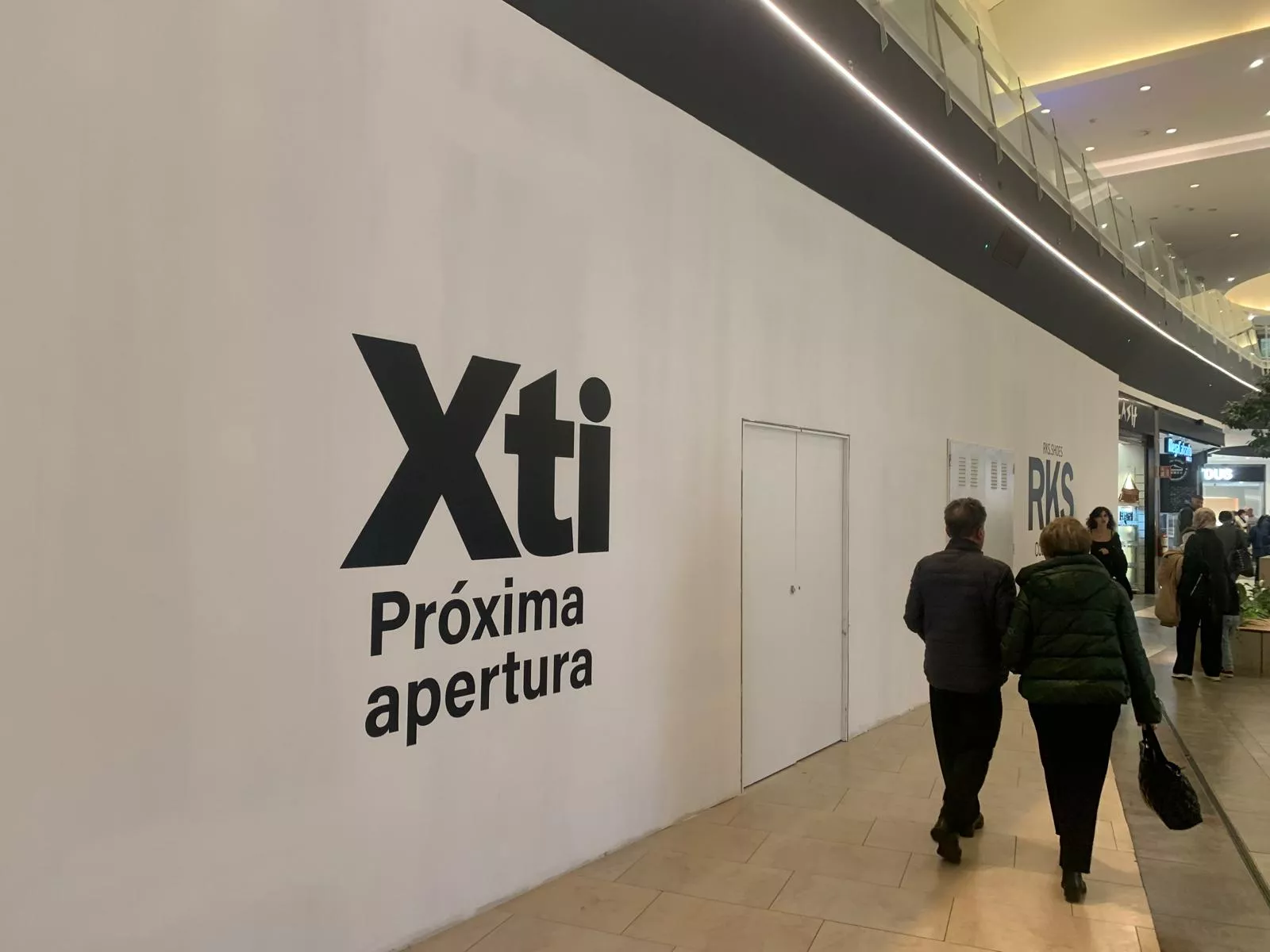 Xti llega 'pisando fuerte' al Rosal de Ponferrada como relevo a las tiendas de calzado del centro comercial