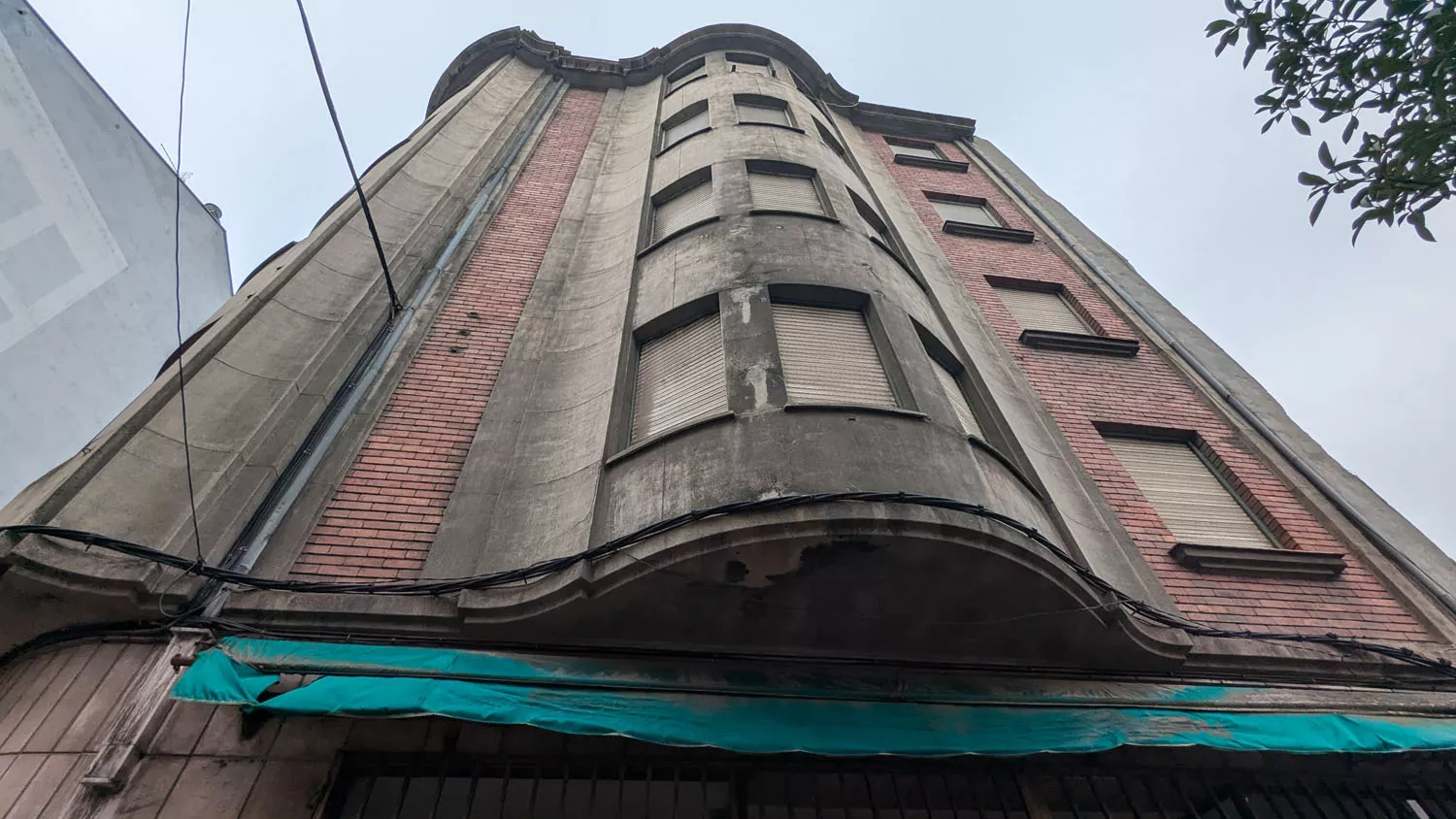 Edificio de Almacenes Uría obra del arquitecto JoséMirones, ubicado en la calle Gómez Núñez