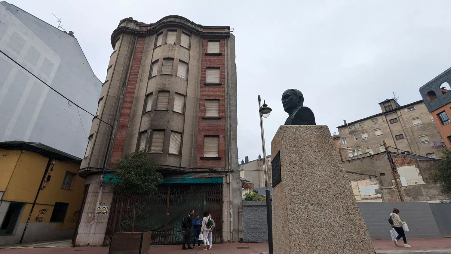 Edificio de Almacenes Uría obra del arquitecto José  Mirones, ubicado en la calle Gómez Núñez