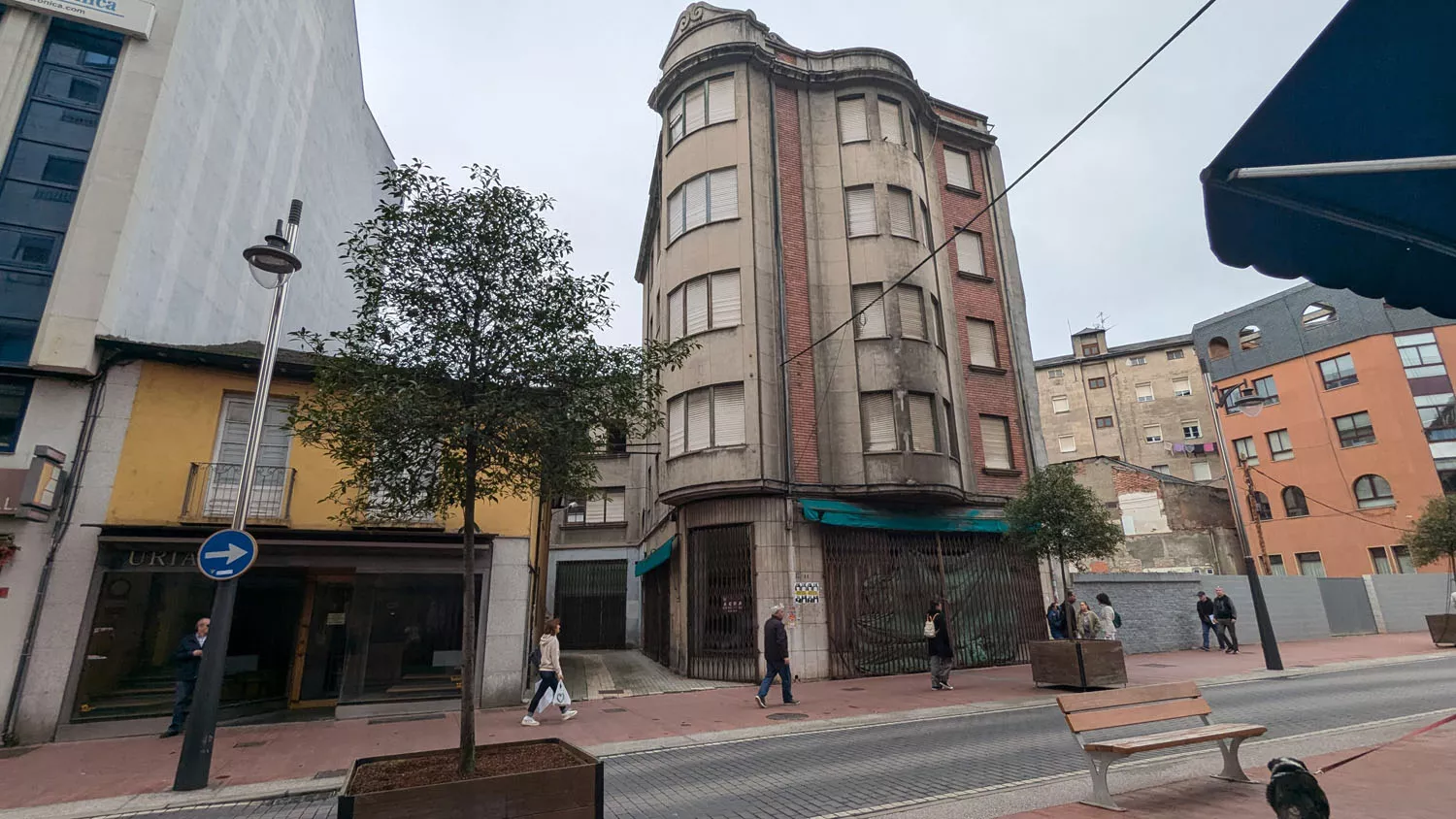 Edificio de Almacenes Uría obra del arquitecto JoséMirones, ubicado en la calle Gómez Núñez