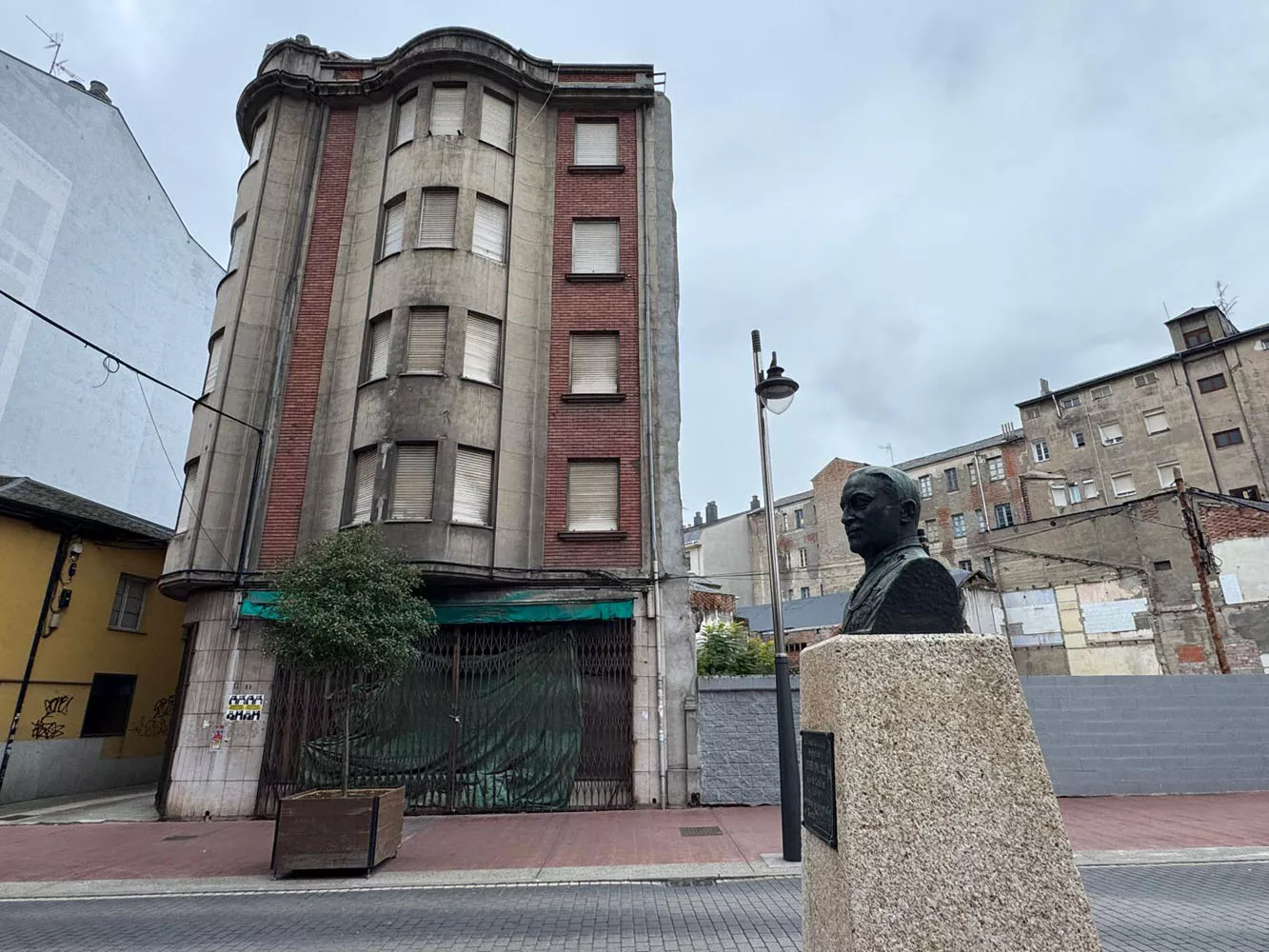 Edificio de Almacenes Uría obra del arquitecto JoséMirones, ubicado en la calle Gómez Núñez