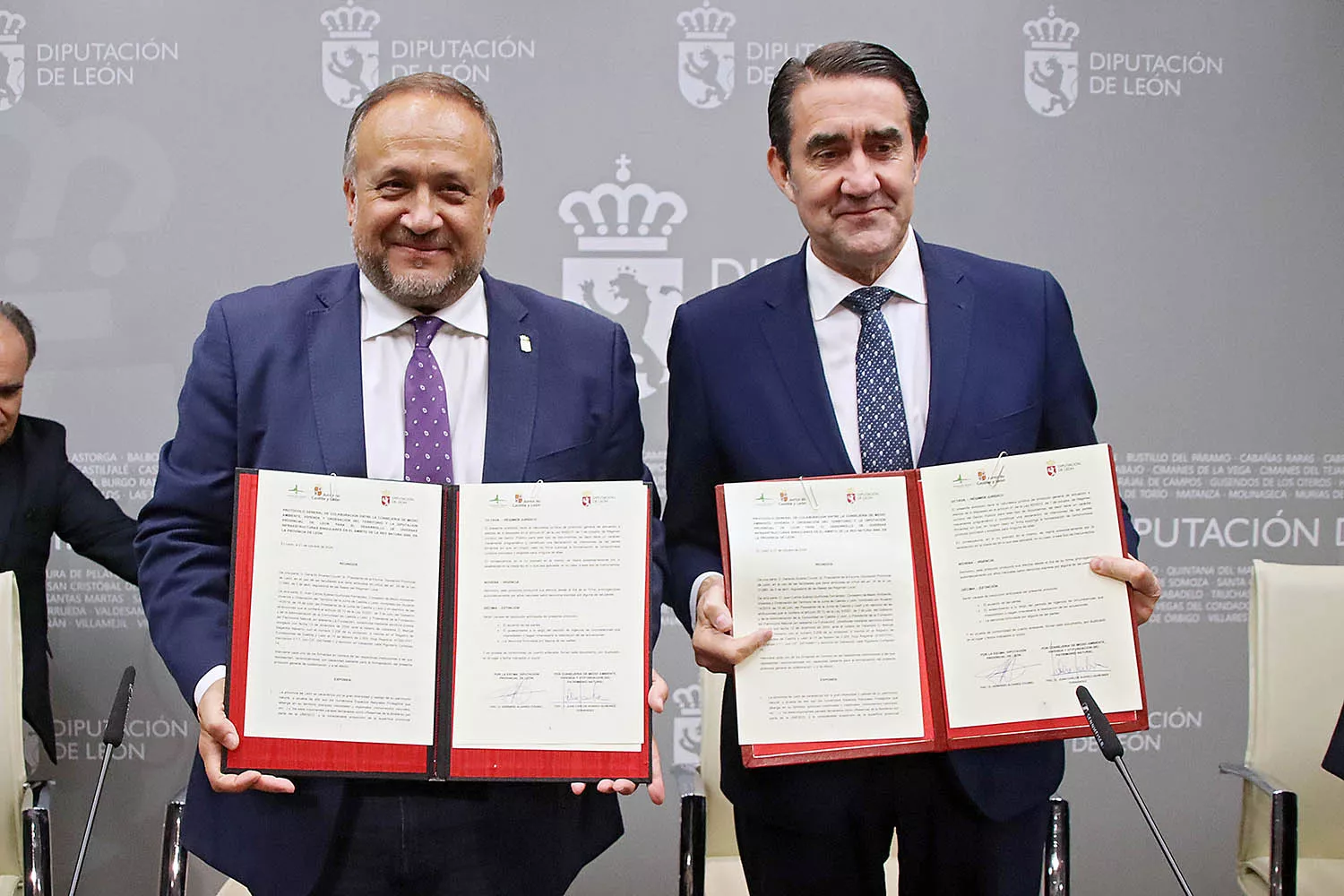 Peio García, ICAL . El consejero de Medio Ambiente, Vivienda y Ordenación del Territorio, Juan Carlos Suárez Quiñones, y el presidente de la Diputación de León, Gerardo Álvarez, firman un protocolo para el desarrollo