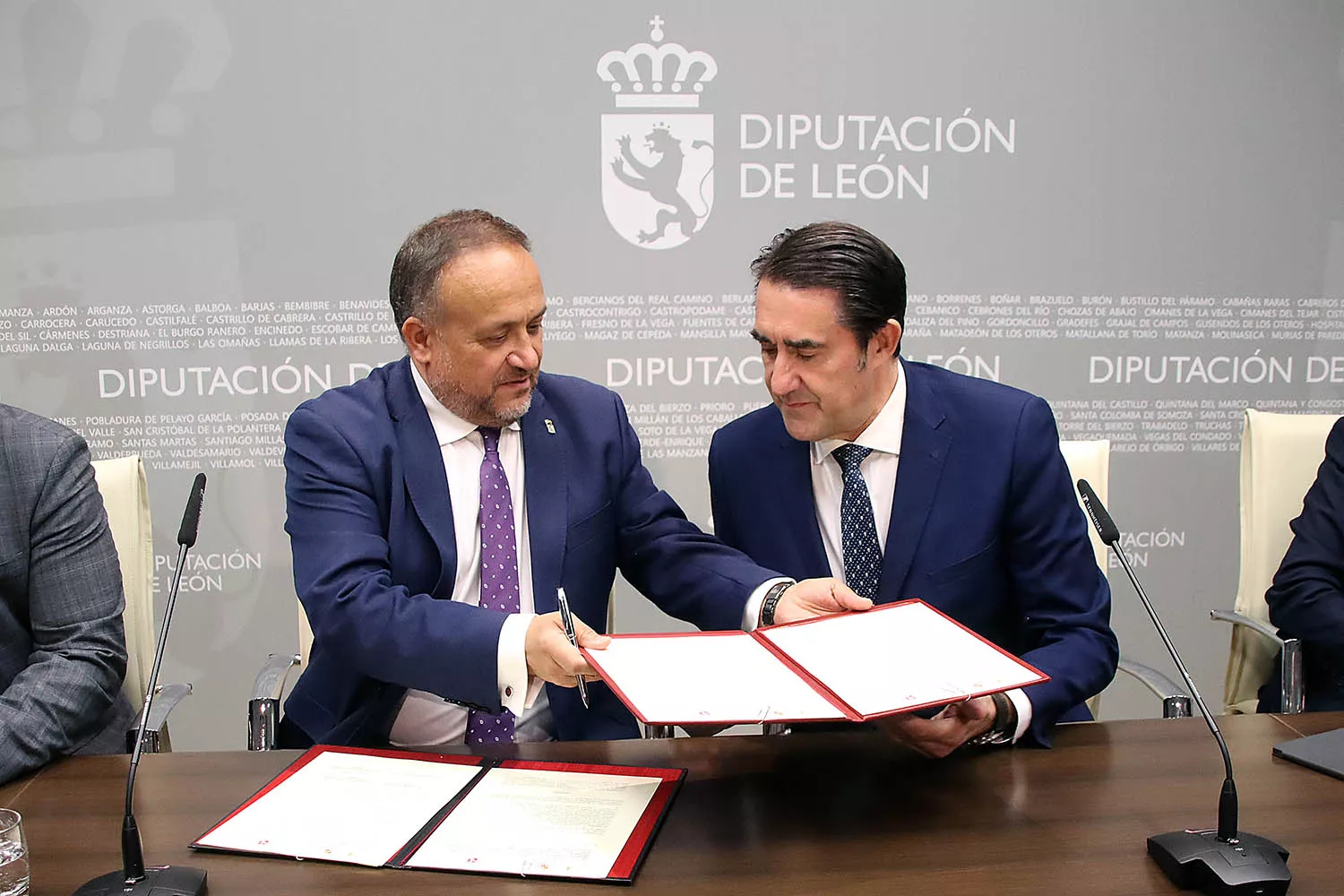 Peio García, ICAL . El consejero de Medio Ambiente, Vivienda y Ordenación del Territorio, Juan Carlos Suárez Quiñones, y el presidente de la Diputación de León, Gerardo Álvarez, firman un protocolo para el desarrollo.