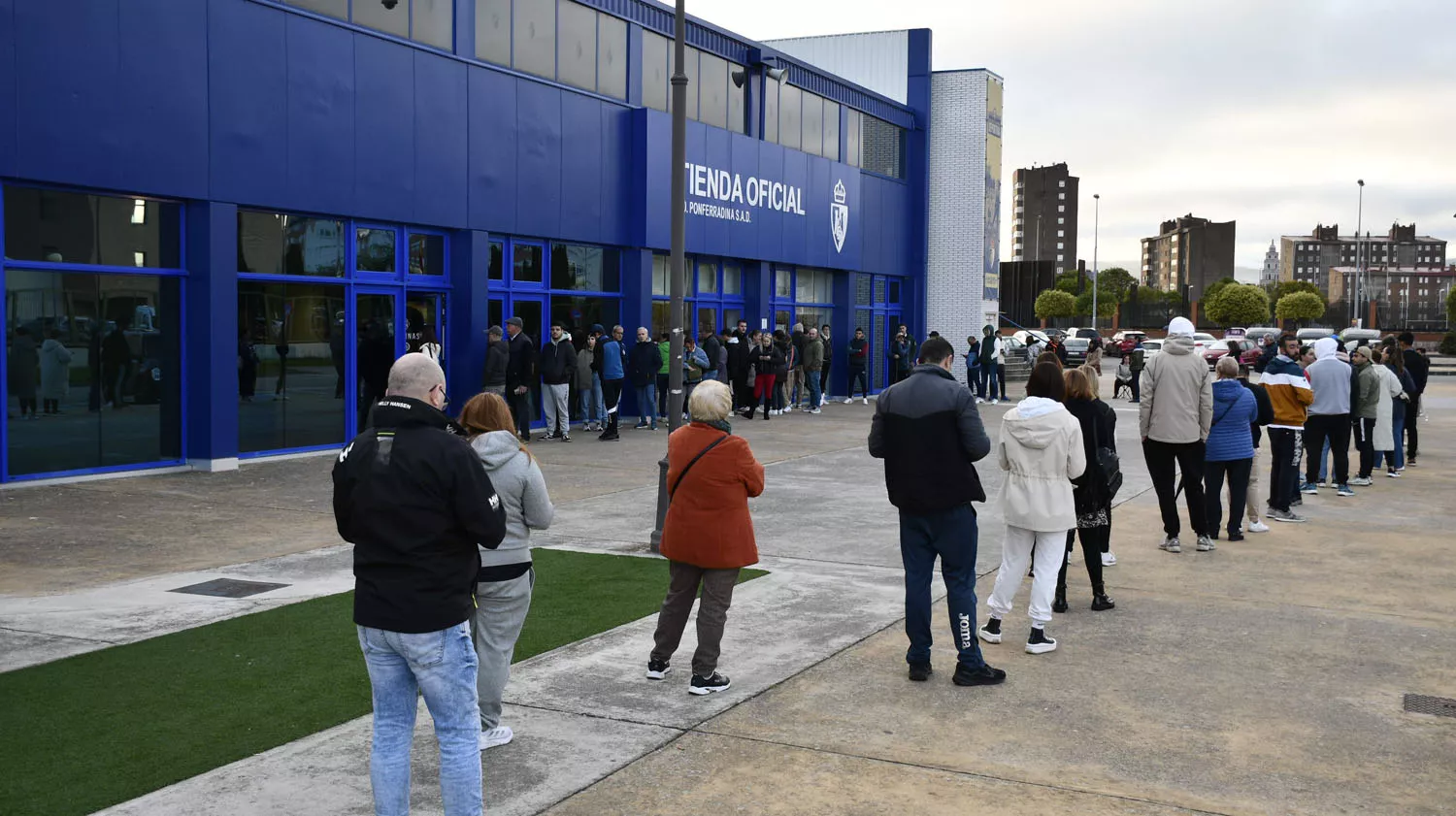 Cola para comprar las entradas del derbi entre la Cultural y la Ponferradina