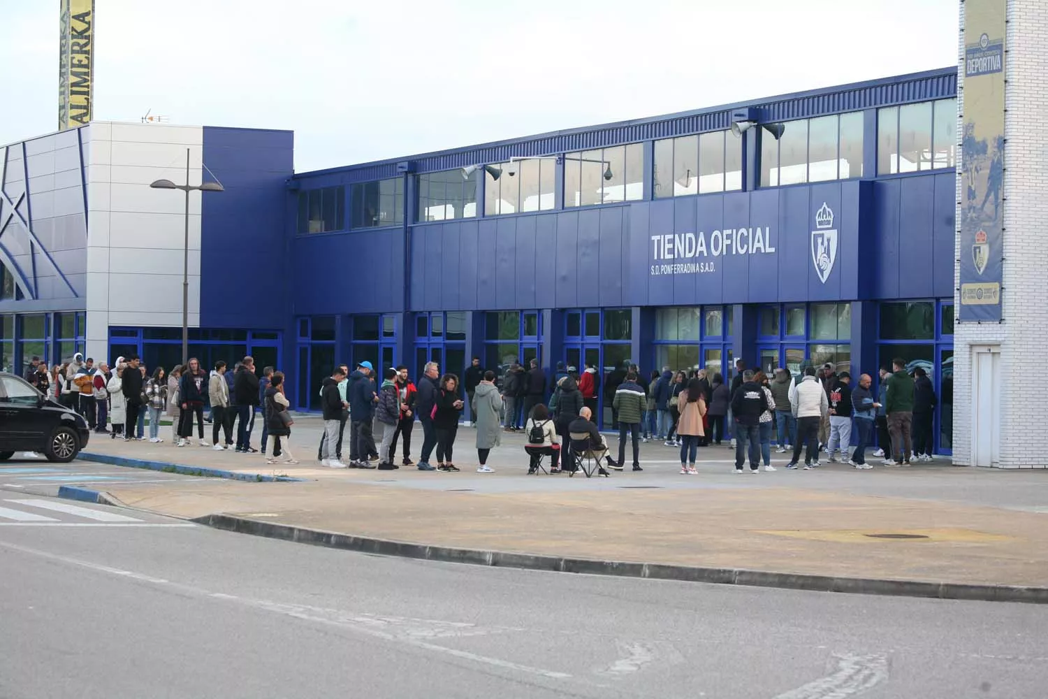 Colas para conseguir entradas para el derbi Cultural Leonesa - Ponferradina 