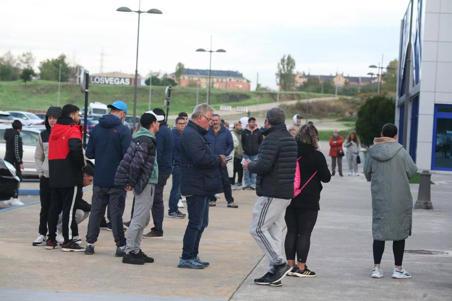 Colas para conseguir entradas para el derbi Cultural Leonesa - Ponferradina 