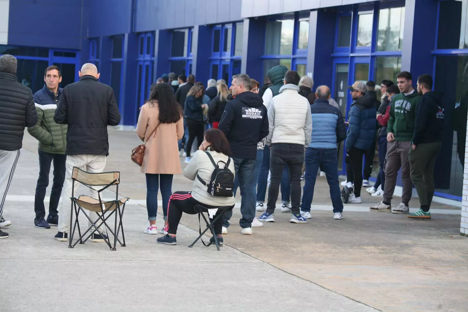 Colas para conseguir entradas para el derbi Cultural Leonesa - Ponferradina