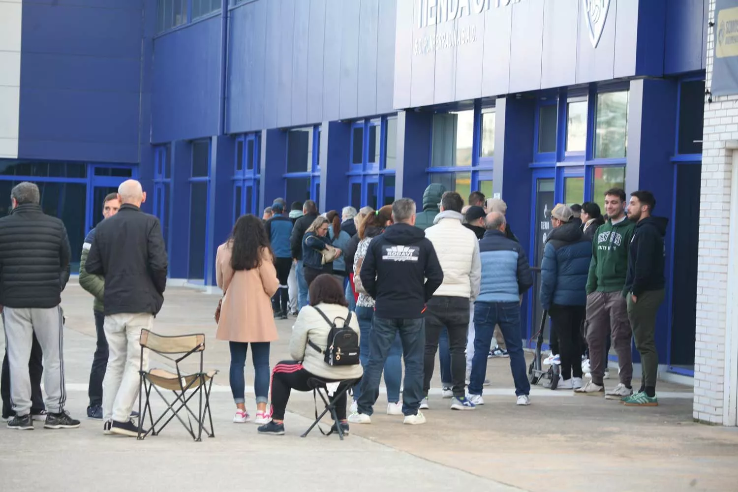 Colas para conseguir entradas para el derbi Cultural Leonesa - Ponferradina 