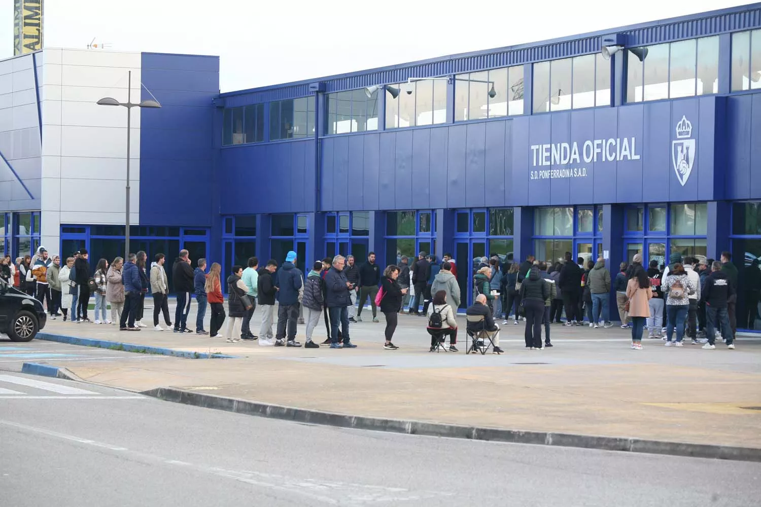 Colas para conseguir entradas para el derbi Cultural Leonesa - Ponferradina