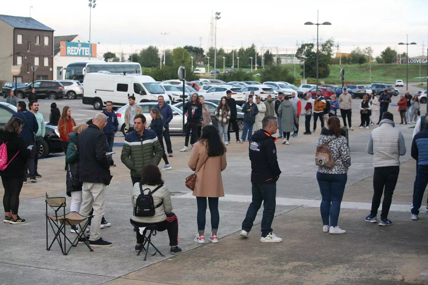 Colas para conseguir entradas para el derbi Cultural Leonesa - Ponferradina 