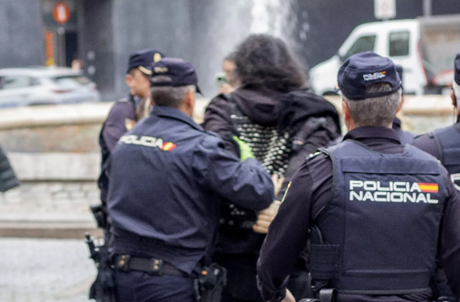 Un detenido y dos policías heridos durante una protesta contra la tala de árboles en la plaza del Oeste de Salamanca