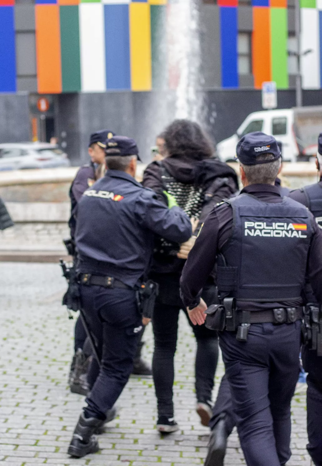 Un detenido y dos policías heridos durante una protesta contra la tala de árboles en la plaza del Oeste de Salamanca