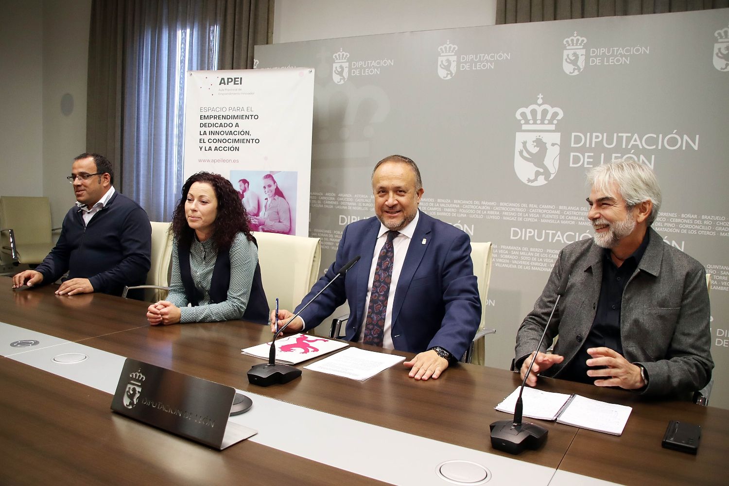 El presidente de la Diputación, Gerardo Álvarez presenta las Aula Provinciales de Emprendimiento acompañado por la diputada Carolina López | Peio García / ICAL