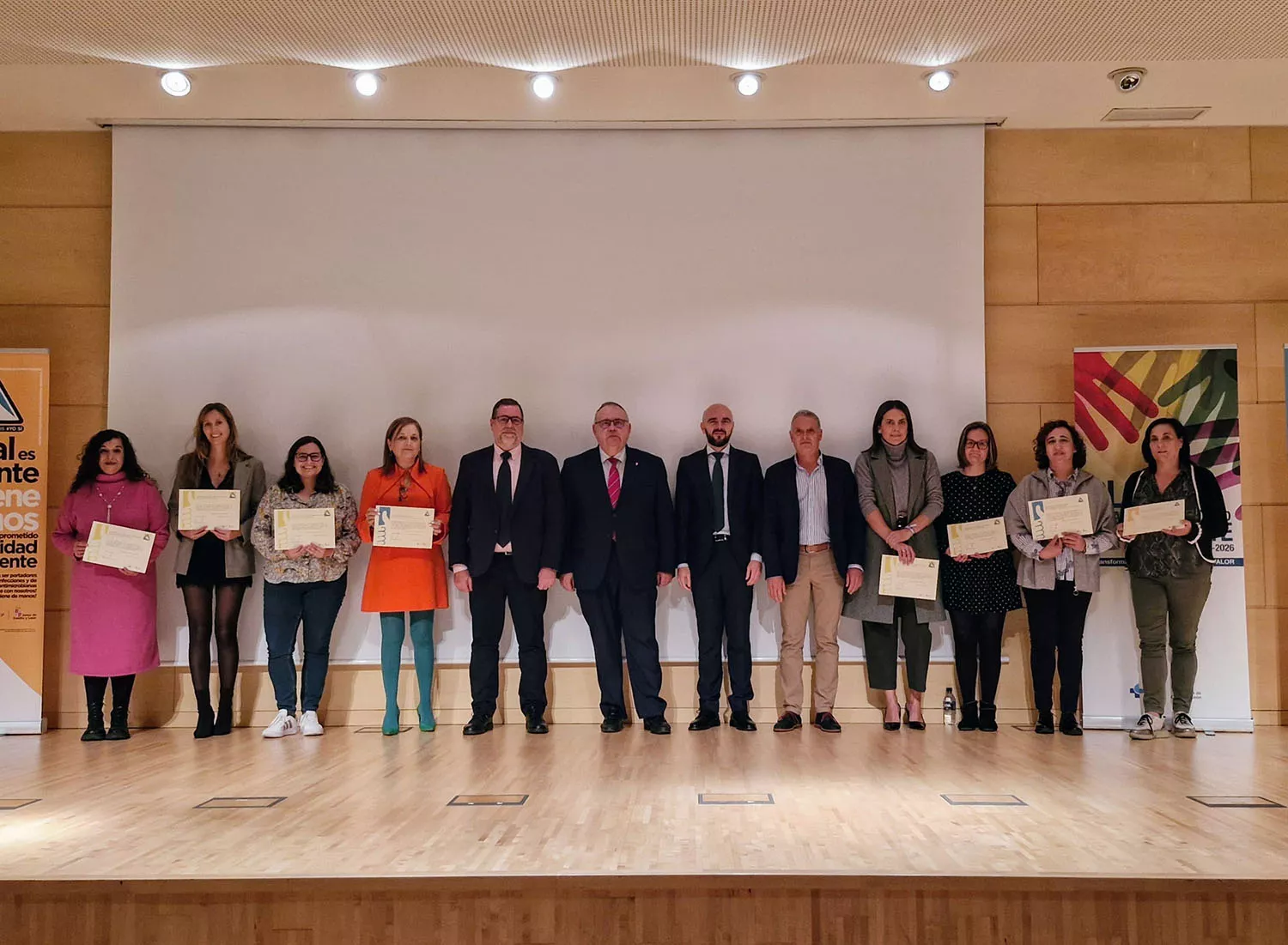 La Gasbi junto al consejero de Sanidad en la recogida del premio