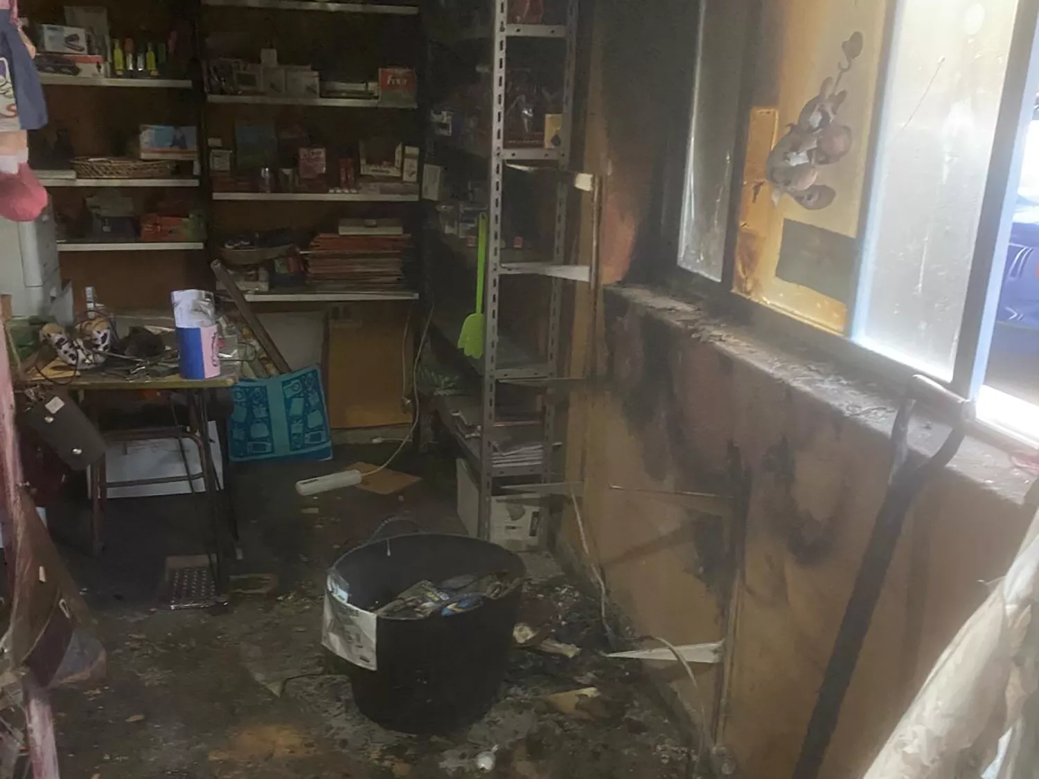 Roban y prenden fuego a una librería en Bembibre