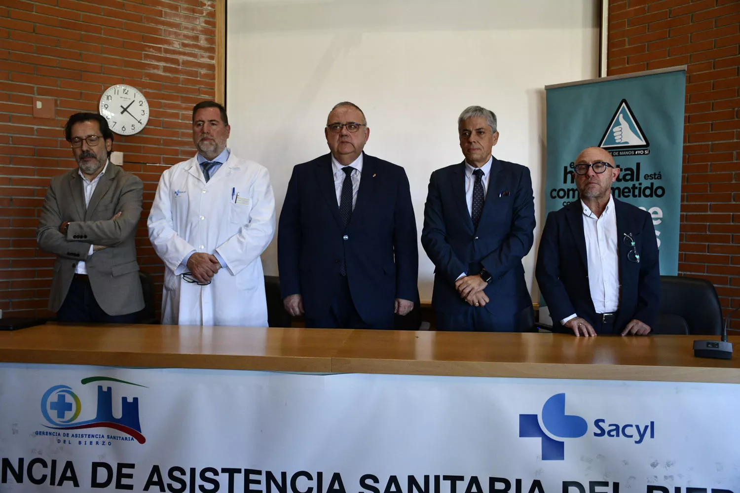 Visita del consejero de sanidad al hospital del Bierzo (10)