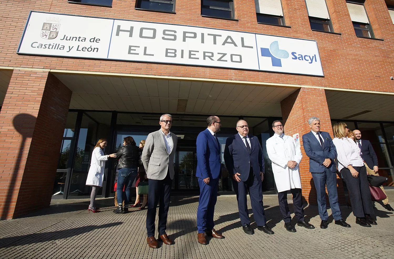 Reunión con el consejero de Sanidad, Alejandro Vázquez | 14 millones para la mejora de la Sanidad en El Bierzo: 6 oncólogos fijos, 24 médicos más y 30 nuevos enfermeros