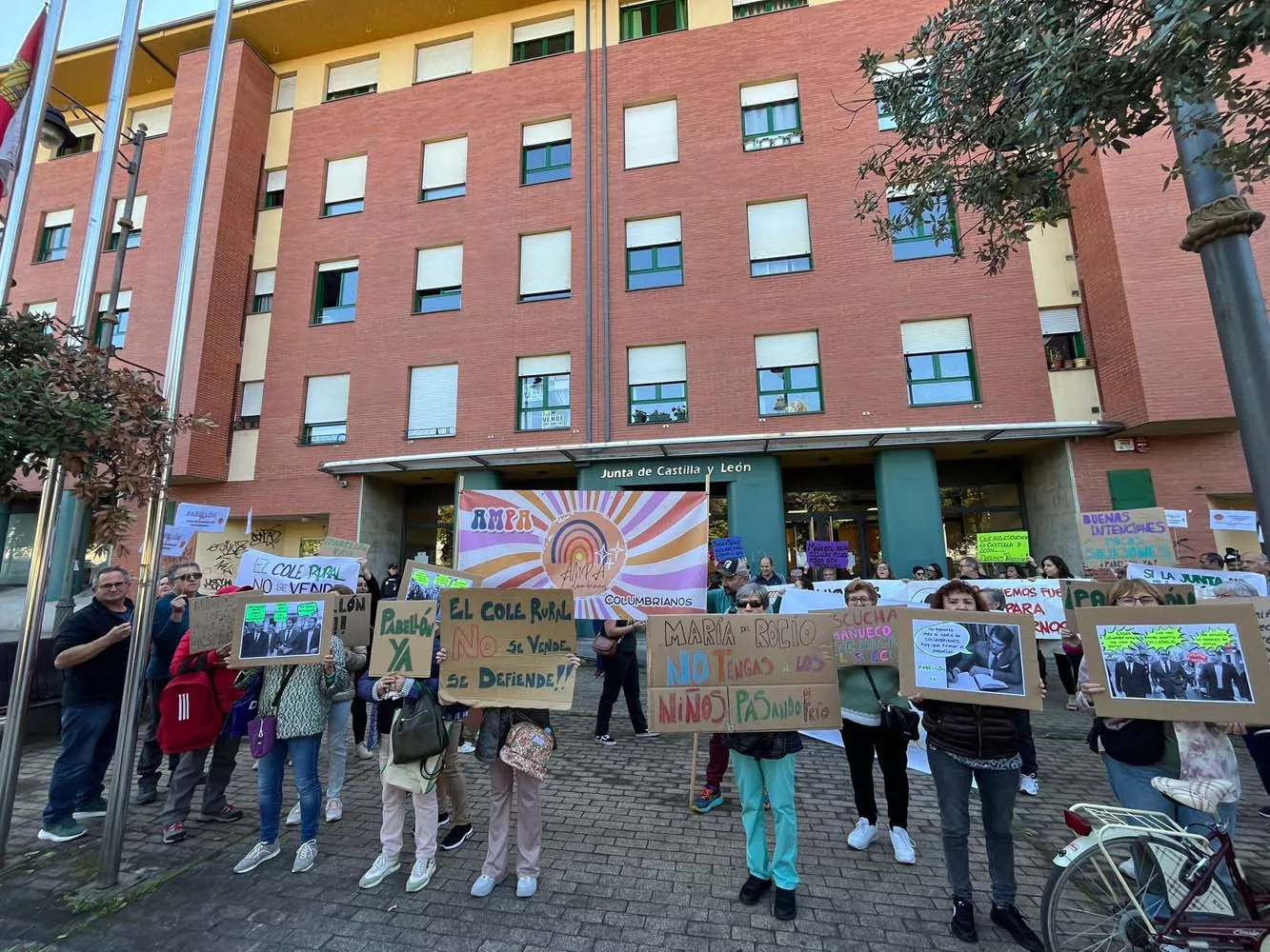 Manifestación del AMPA del colegio de Columbrianos en la sede la Junta 