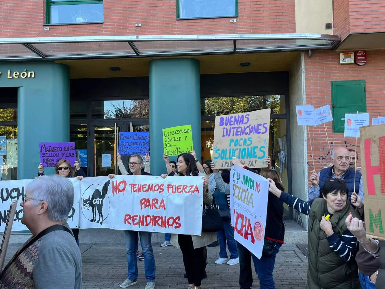 Manifestación del AMPA del colegio de Columbrianos en la sede la Junta