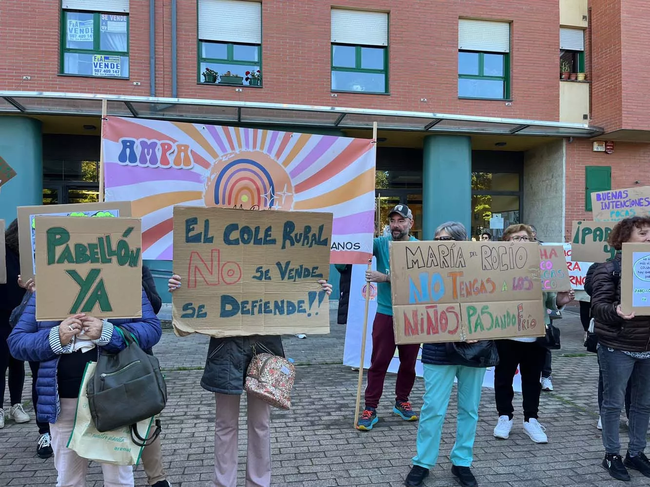 Manifestación del AMPA del colegio de Columbrianos en la sede la Junta 