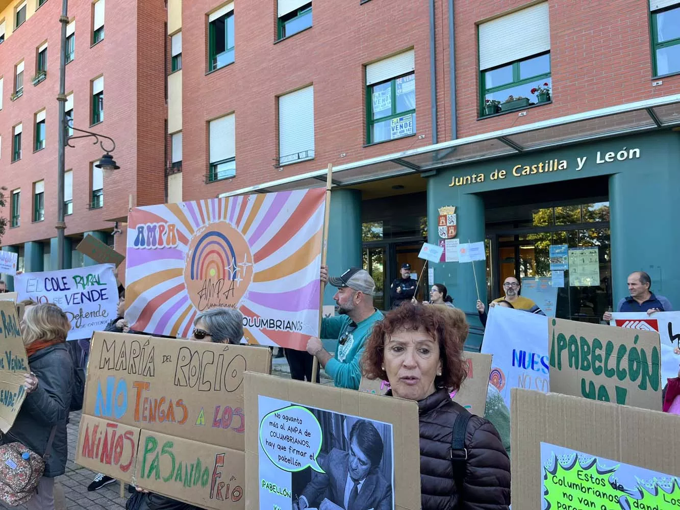 Manifestación del AMPA del colegio de Columbrianos en la sede la Junta