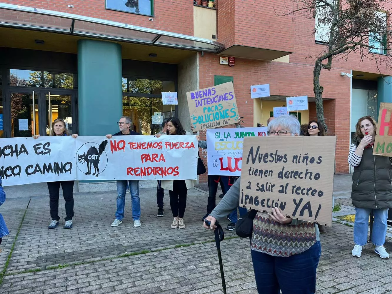 Manifestación del AMPA del colegio de Columbrianos en la sede la Junta 