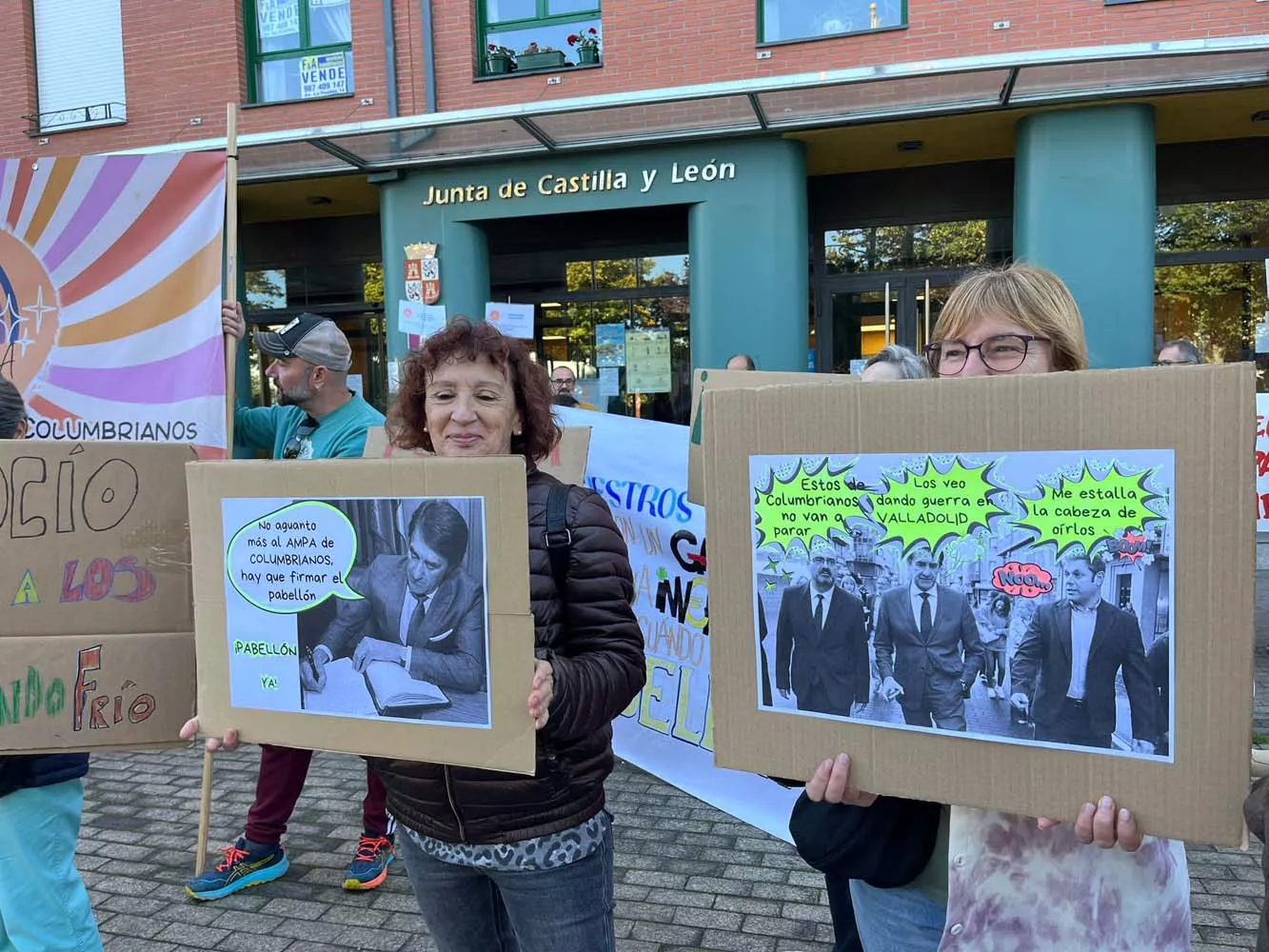 Manifestación del AMPA del colegio de Columbrianos en la sede la Junta 