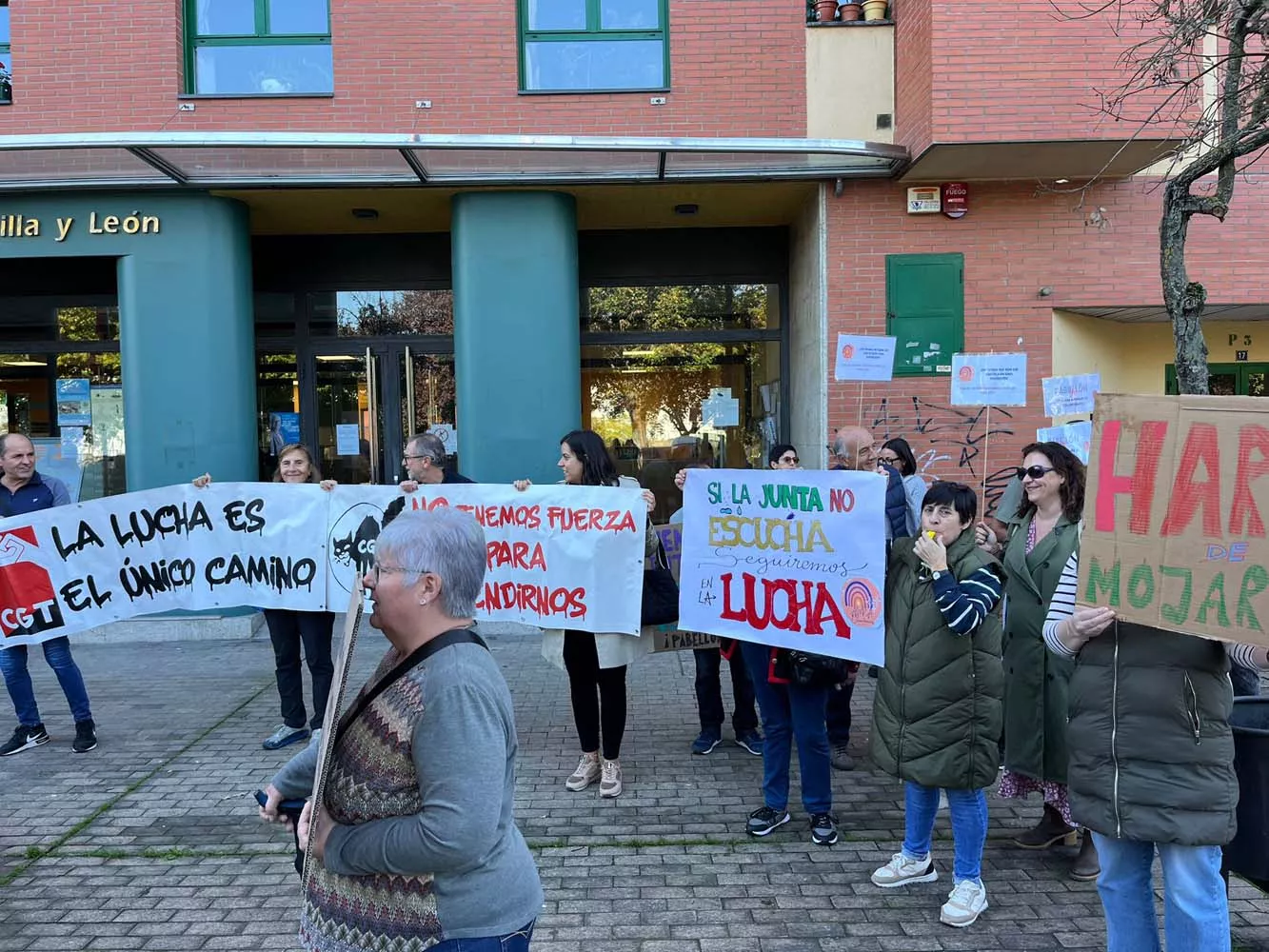 Manifestación del AMPA del colegio de Columbrianos en la sede la Junta 