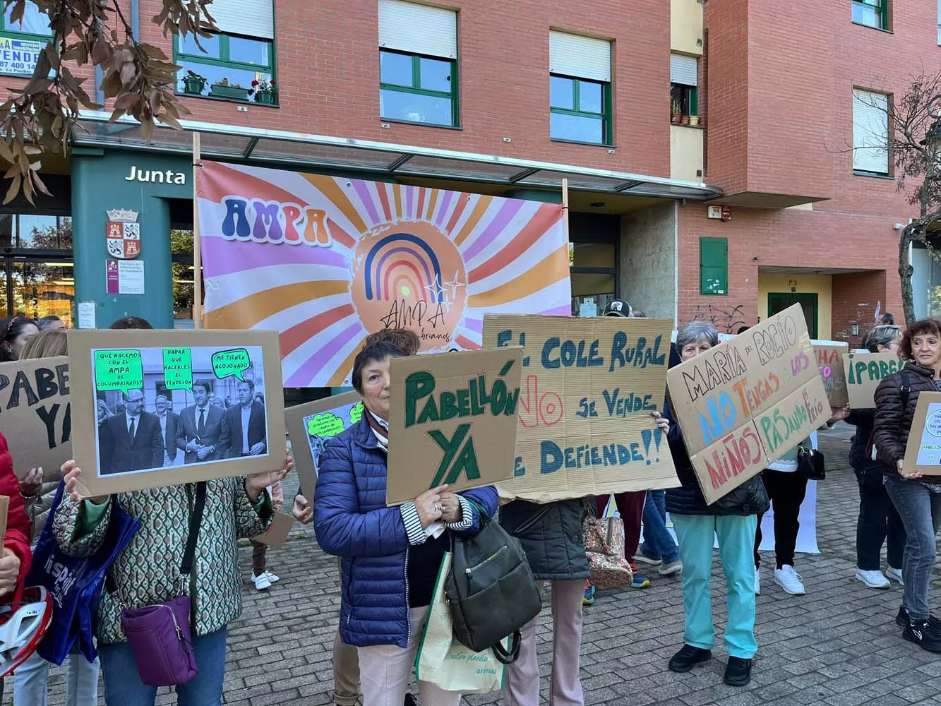 Manifestación del AMPA del colegio de Columbrianos en la sede la Junta 