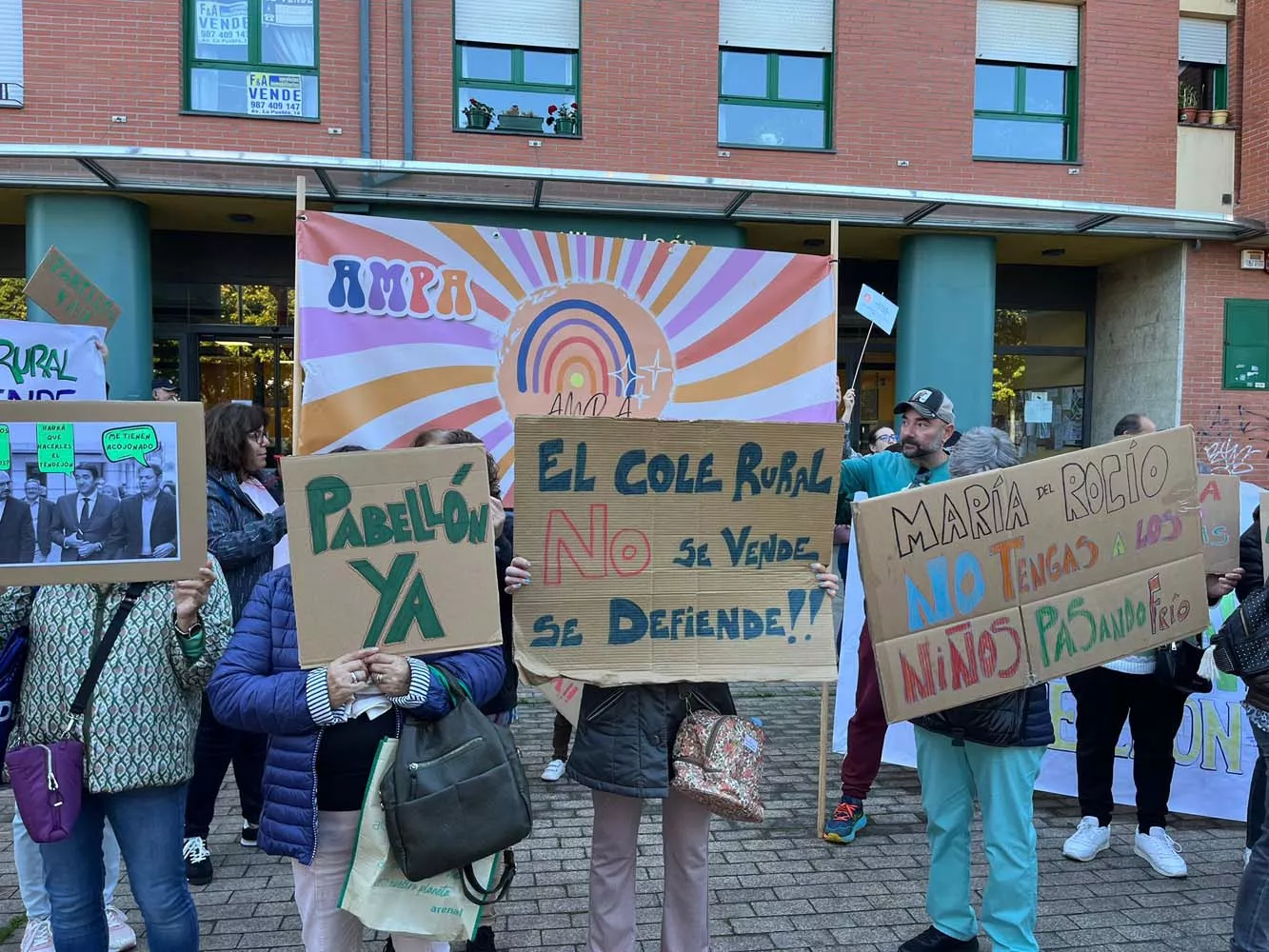 Manifestación del AMPA del colegio de Columbrianos en la sede la Junta 