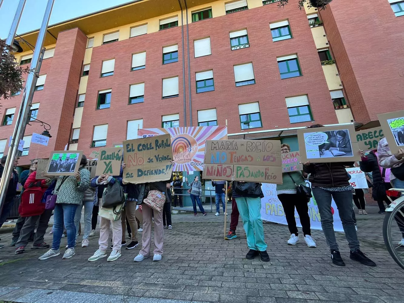 Manifestación del AMPA del colegio de Columbrianos en la sede la Junta 