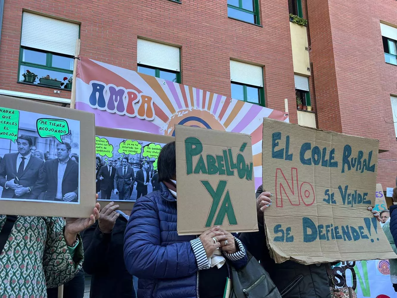 Manifestación del AMPA del colegio de Columbrianos en la sede la Junta 