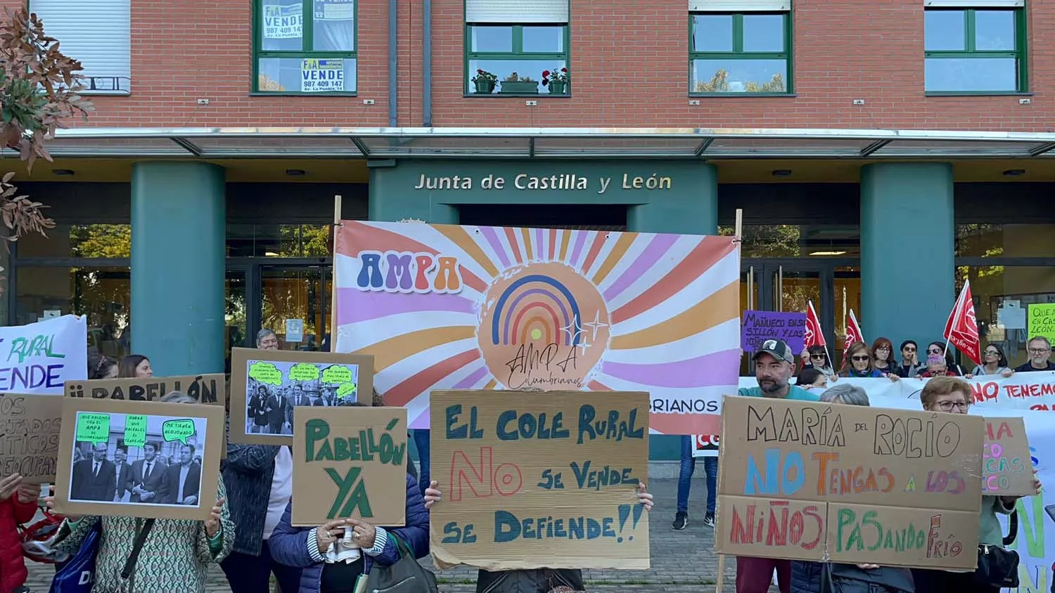 Manifestación del AMPA del colegio de Columbrianos en la sede la Junta 