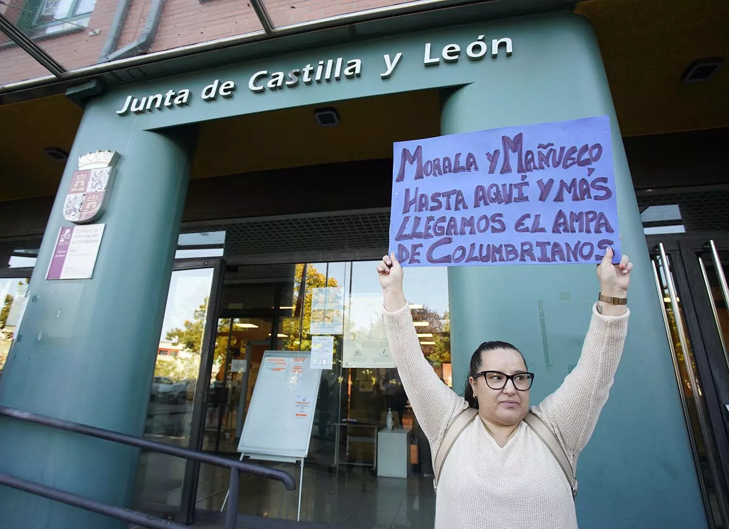 El AMPA del Colegio de Columbrianos, se concentra ante la sede de la Junta en Ponferrada