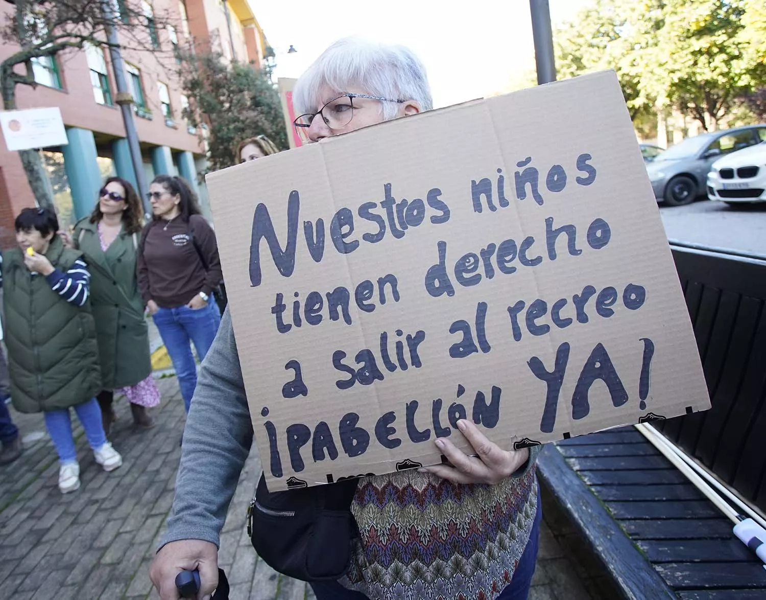 El AMPA del Colegio de Columbrianos, se concentra ante la sede de la Junta en Ponferrada.