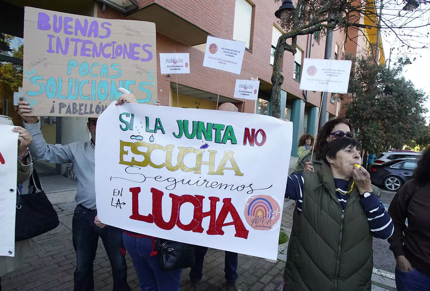 El AMPA del Colegio de Columbrianos, se concentra ante la sede de la Junta en Ponferrada 1