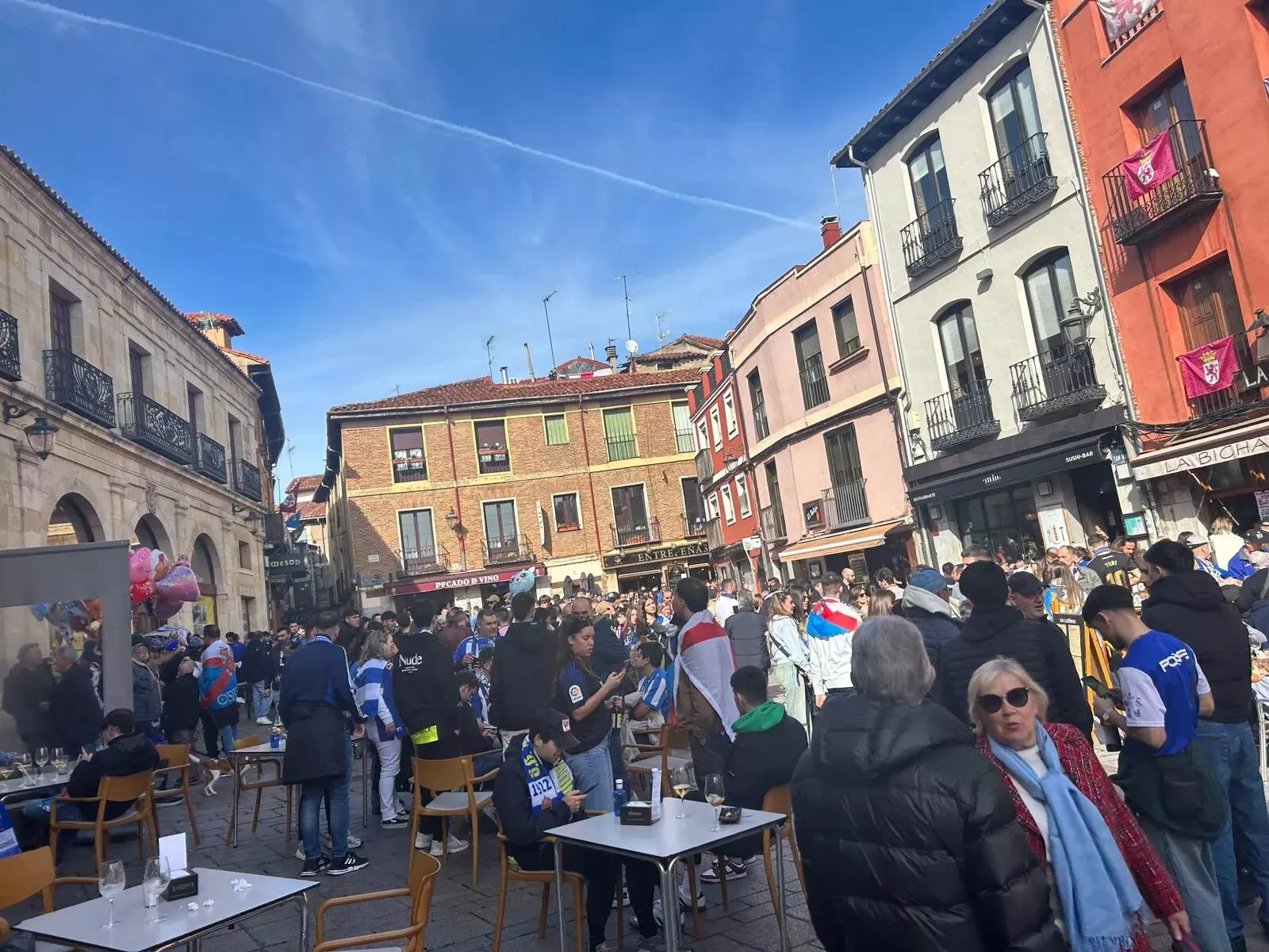 Aficionados de la Ponferradina en la plaza de San Martín de León en el último derbi