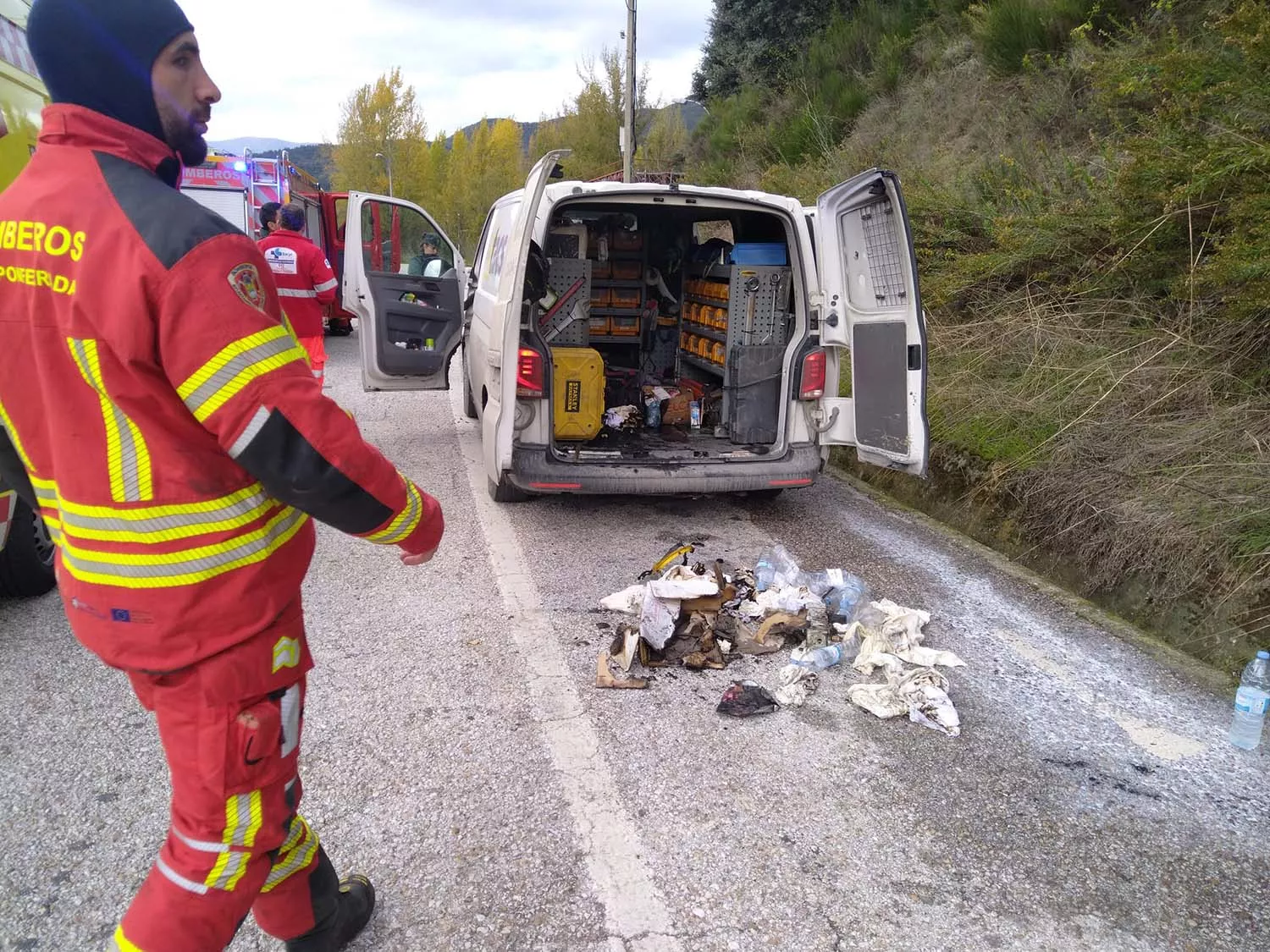 El incendio de una furgoneta en una gasolinera de la Barosa deja un herido por quemaduras