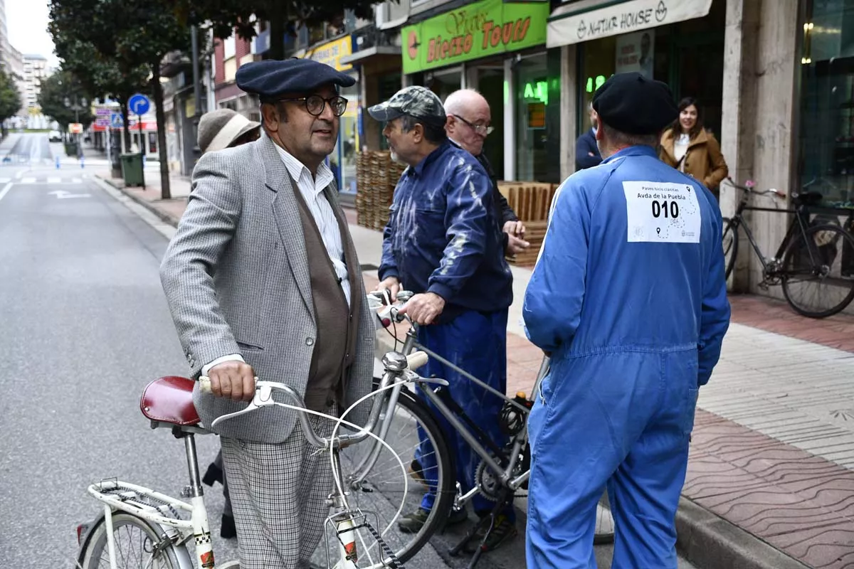 Concentración de bicis clásicas en Avenida de la Puebla