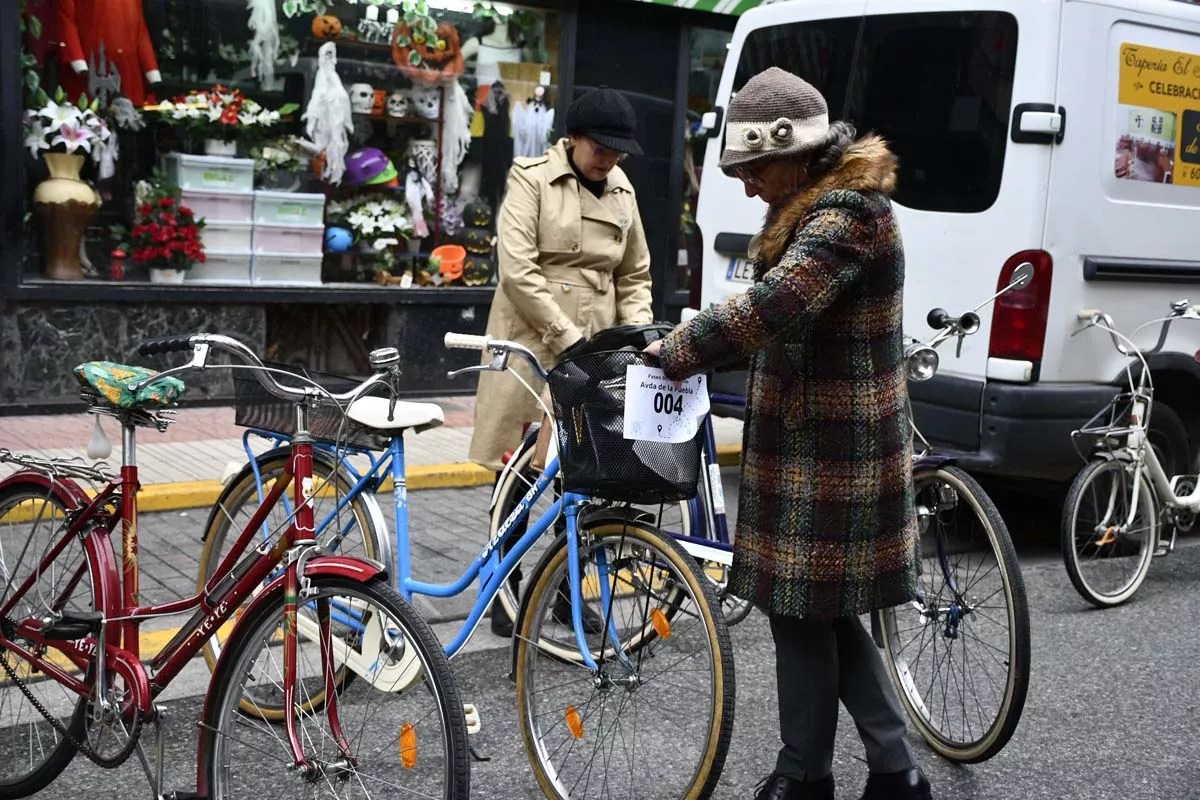 Concentración de bicis clásicas en Avenida de la Puebla