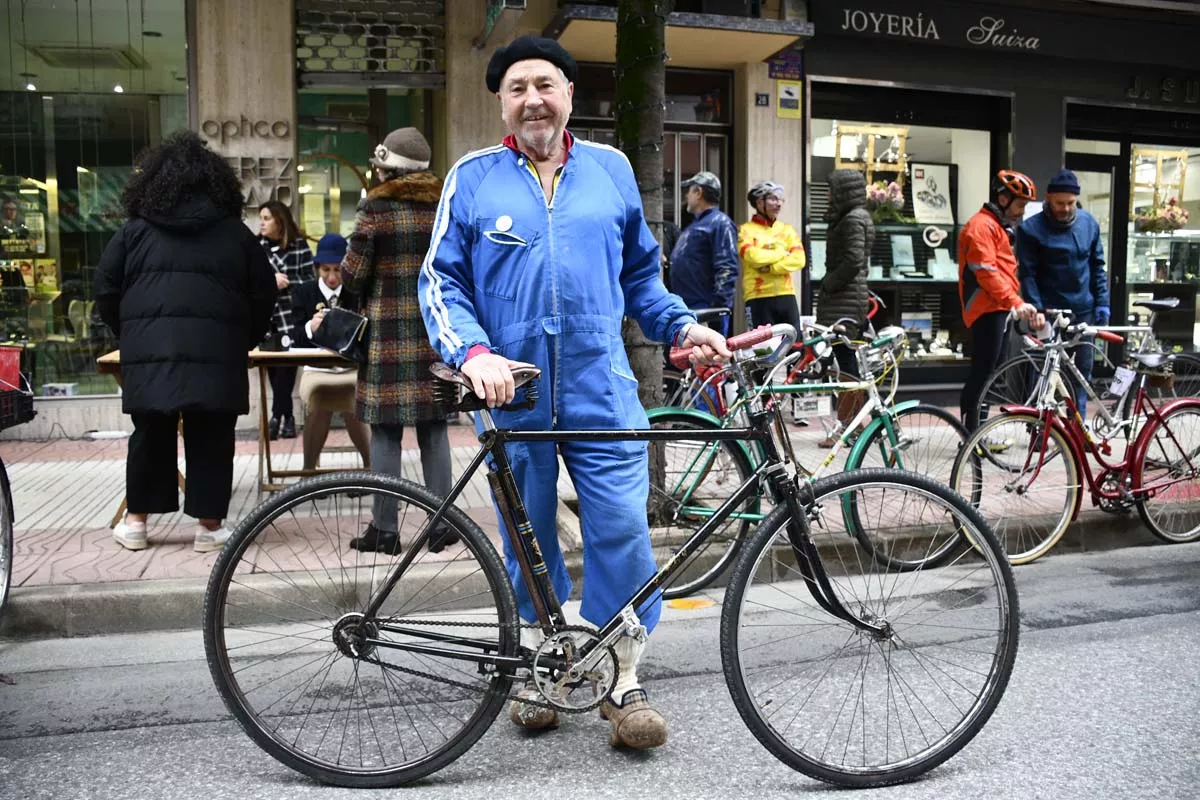 Concentración de bicis clásicas en Avenida de la Puebla