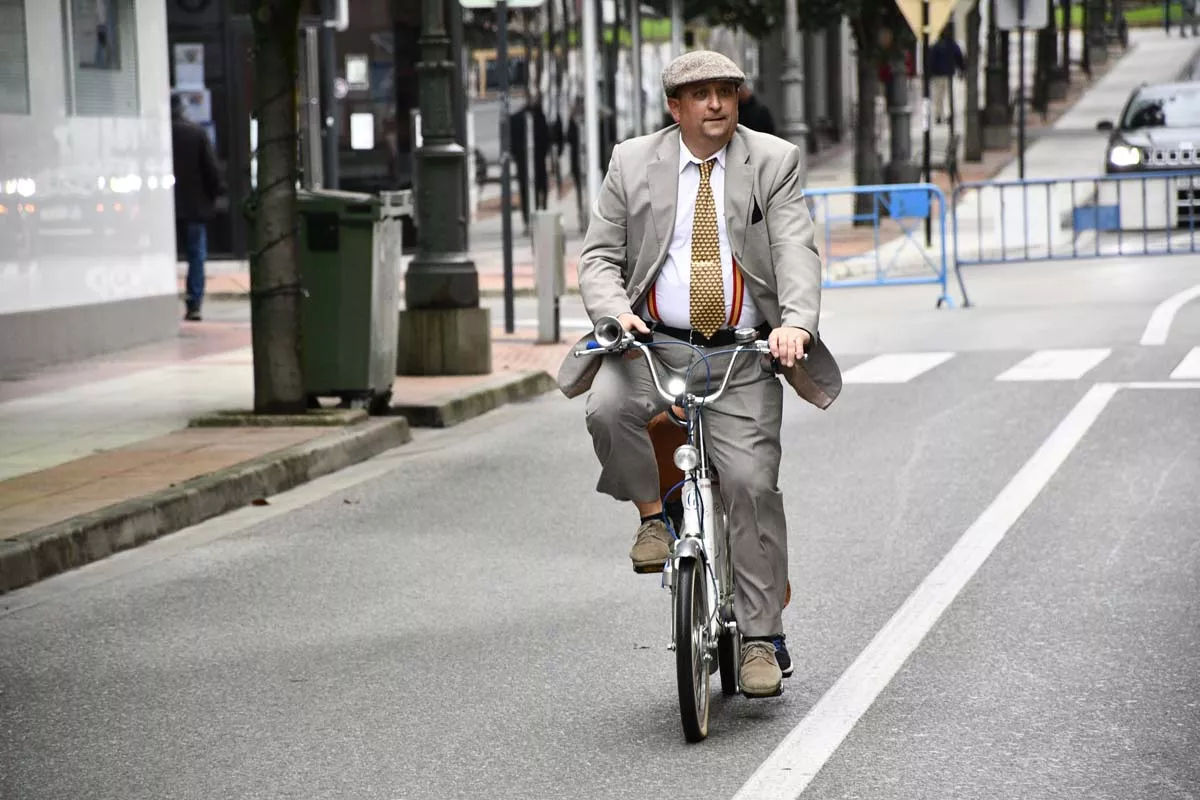 Concentración de bicis clásicas en Avenida de la Puebla